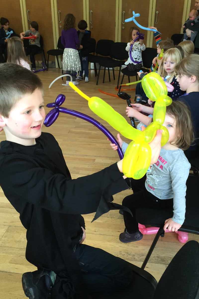 Balloon Modelling Workshop, learn the art of balloon modelling available from The Joker Entertainment. A great participation activity in the Midlands, Boston, Sleaford, Lincolnshire, Lincoln, Newark, Nottinghamshire, Rutland, Northampton, South Yorkshire, have a go
