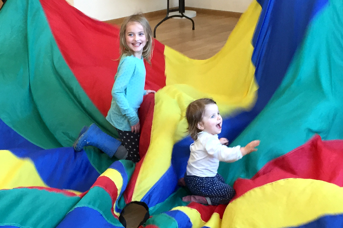 Traditional Party Games, Parachute Games available in Boston, Sleaford, Lincolnshire, Lincoln, Newark, Nottinghamshire, Rutland, Northampton, South Yorkshire, have a go