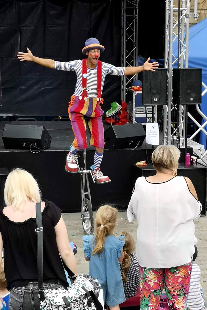 Family friendly stage shows, clown shows from The Joker Entertainment providing circus entertainment, circus skills, stilt walking, balloon modelling, participation activity's and face painting in the Midlands, Nottinghamshire, Yorkshire, Leicestershire, Lincolnshire, Chesterfield, Wingerworth, Matlock, Derbyshire, Darley Dale, Clowne, Alfreton, Ripley, Wirksworth, Sutton in Ashfield, Kirkby in Ashfield, Nottinghamshire, Leicestershire, Staffordshire, Lincolnshire, South Yorkshire