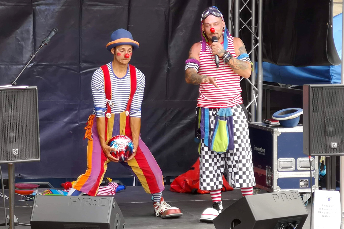 Family friendly stage shows, clown shows from The Joker Entertainment providing circus entertainment, circus skills, stilt walking, balloon modelling, participation activity's and face painting in the Midlands, Nottinghamshire, Yorkshire, Leicestershire, Lincolnshire, Chesterfield, Wingerworth, Matlock, Derbyshire, Darley Dale, Clowne, Alfreton, Ripley, Wirksworth, Sutton in Ashfield, Kirkby in Ashfield, Nottinghamshire, Leicestershire, Staffordshire, Lincolnshire, South Yorkshire